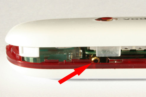 closeup of hidden antenna connector of Huawei E169V/K3520